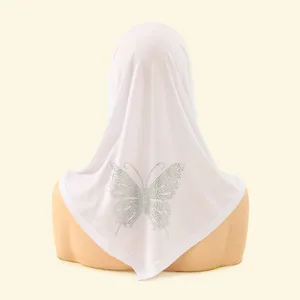Gedetailleerd overzicht van de witte strass vlinder hijab sjaal, stijlvolle hoofddoek.