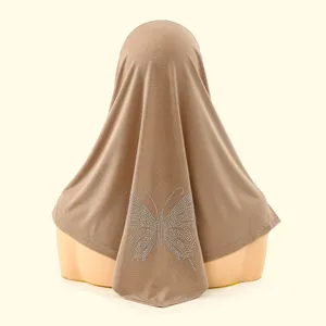 Gedetailleerd uitzicht op het strass vlinderpatroon op de achterkant van de bruine hijab.