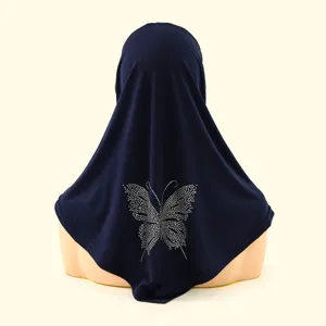 Gedetailleerd uitzicht van de dames strass vlinder hijab met schitterende kristallen op donkere stof.