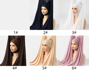 Set berretto hijab e lunga sciarpa in cotone mercerizzato, design monocolore versatile.