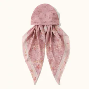 Rosa floraler Digitaldruck Turban Kopftuch Hut mit stilvollen Bogenrand Details.
