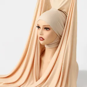 Dettaglio set hijab comodo in cotone mercerizzato, foulard integrato monocromatico donna.