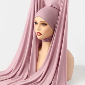 Primo piano del set hijab in cotone mercerizzato rosa con una consistenza liscia.