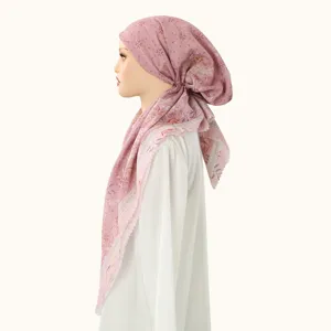 Stilvolle rosa Blumen Digitaldruck Kopftuch Mütze mit elegantem Wellenrand für Damen.