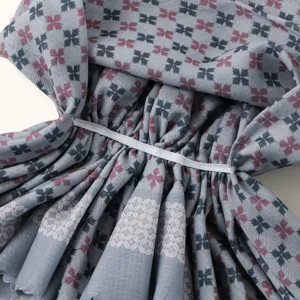 Detailansicht des digital bedruckten, vielseitigen Turban-Stoffes mit eleganten Raffungen.