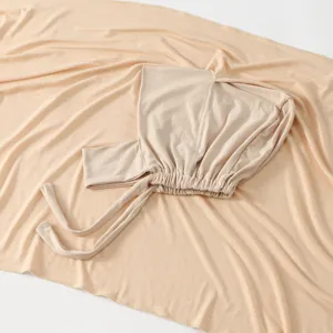 Primo piano dettagliato del set hijab in cotone mercerizzato, con pieghe fini e morbide.