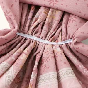 Detailansicht des rosa Blumenprint-Turbanmützenstoffs mit elastischem Raffdesign.