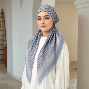 Nahaufnahme eines stilvollen digital bedruckten Hijabs mit elegantem Wellenrand-Design.