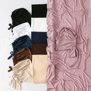 Vista dettagliata di cuffia hijab musulmana in cotone mercerizzato e sciarpa abbinata in vari colori.