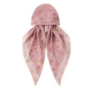 Stilvolle rosa Blumen-Kopftuch-Mütze mit Wellenrand für vielseitige modische Alltags-Looks.