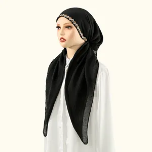 Vue détaillée d'un foulard turban noir élégant avec des strass étincelants en zigzag.