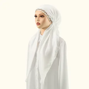Détail de bonnet hijab élastique blanc avec élégants strass, doux et confortable à porter.
