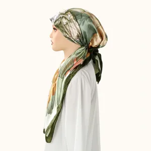 Vista dettagliata del raffinato foulard in satin floreale di lato con texture di seta.