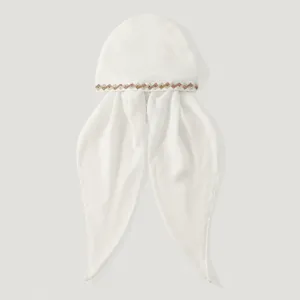 Vue détaillée d'un bonnet turban blanc en strass avec un motif géométrique étincelant.