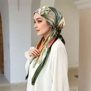 Primo piano dettagliato del foulard in raso elegante con un bellissimo motivo a foglia.