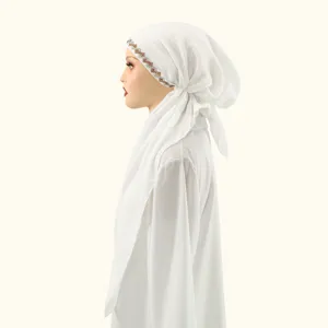 Élégant turban blanc pour femmes avec strass étincelants pour un port très stylé et chic.