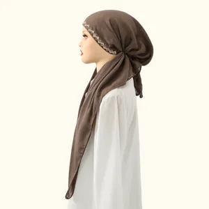 Bonnet turban élastique strass pour femme, hijab marron doux et confortable vue détaillée.