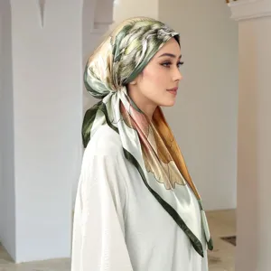 Primo piano dettagliato di un foulard in raso stampato da donna indossato da una modella.