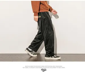 Pantaloni casual in velluto a coste dettaglio, vestibilità dritta ampia per comfort quotidiano.