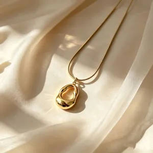 Elegante minimalistische Halskette mit goldenem Wassertropfen-Anhänger aus Titanstahl