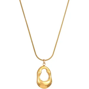 Minimalistische goldene Titanstahlkette mit unregelmäßigem hohlem Wassertropfen-Anhänger.