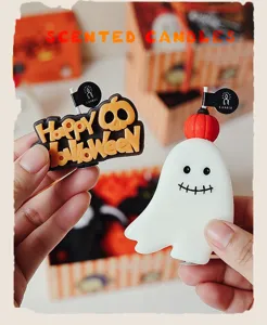 Primer plano de velas aromáticas artesanales de fantasma y calabaza Halloween.