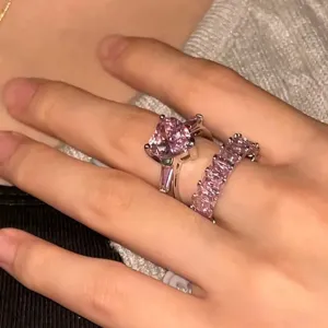 Stilvolles Set aus pinkfarbenem Zirkon-Herzring und Ewigkeitsband für Damen Mode