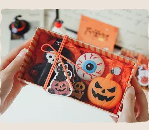 Vista detallada de un set de regalo de velas de soja de Halloween con calabaza y muerte