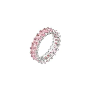 Eleganter silberner Ewigkeitsring mit einer Reihe rechteckiger rosa Zirkoniasteine.