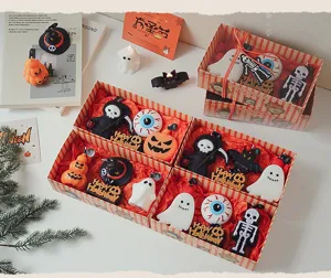 Vista detallada del set de regalo de velas aromáticas de Halloween con fantasmas.
