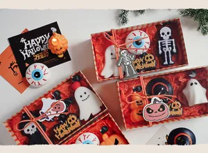 Vista detallada de sets de regalo de velas de soja Halloween con calabazas y fantasmas