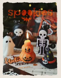 Vista detallada de un juego festivo de velas de Halloween con calabaza y fantasma