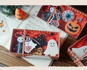 Detalle de las velas de soja de Halloween con diseños de calabaza y fantasma real
