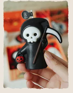 Vista detallada de una vela aromática de Halloween hecha a mano con forma de muerte