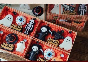 Vista detallada de velas aromáticas de soja para Halloween en cajas de regalo