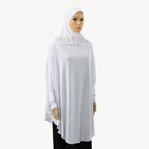 Vue détaillée de l'ensemble de robe hijab pull ample pour femmes musulmanes, blanc décontracté.