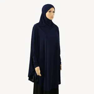 Détails de l'ensemble abaya et hijab pullover bleu foncé, montrant les manches longues et coupe.