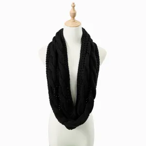 Detailansicht des schwarzen Strick-Rundschals mit Zopfmuster, warme Winter-Halsbekleidung.