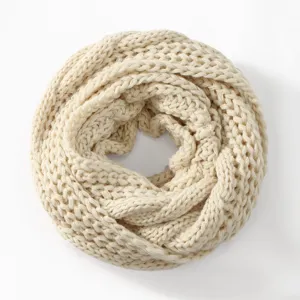 Nahaufnahme Detail des kuscheligen beige Strick-Schals mit feiner Textur und warmem Material.