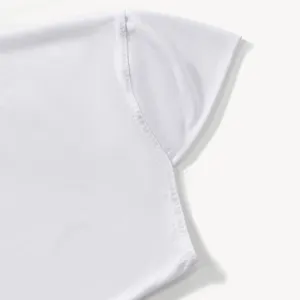 Gros plan détail de la manche de robe blanche femme, belle couture d'épaule douce