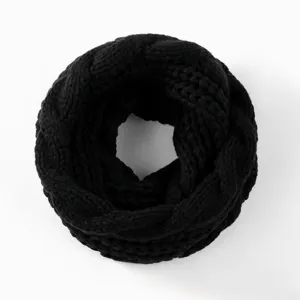 Strick Zopfmuster Schlauchschal Detailansicht, kuscheliger warmer schwarzer Halswärmer.