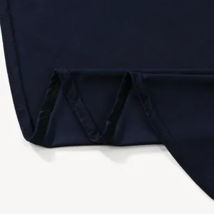 Détail du tissu bleu foncé d'une longue robe pour femme, affichant des coutures nettes.