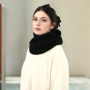 Gemütlicher schwarzer Strick-Schal für Damen, warmer Winter-Halswärmer für kalte Tage und Mode.