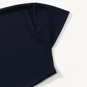 Détail de haut à manches courtes bleu foncé avec texture de tissu et coutures soignées.