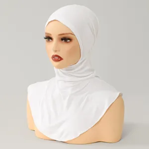 Detalle de gorro hijab blanco y cubrecuellos de tela texturizada suave y limpia.