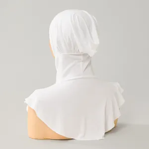 Detalle trasero del gorro hijab plisado de lino cristal blanco, textura y cobertura.