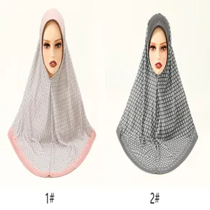Moslim vrouwen hijab sjaal detailweergave, geometrisch patroon hoofddeksel voor dagelijks gebruik.
