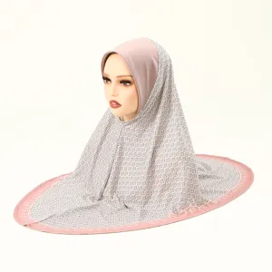 Gedetailleerd overzicht van de bedrukte islamitische hijab met geometrisch patroon en roze rand.