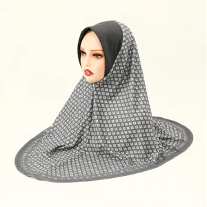 Grijze bedrukte hijab hoofddoek detail, elegante islamitische dames binnenmuts en sjaal wrap.