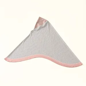 Gedetailleerd overzicht van een stijlvolle hijab sjaal met geometrisch patroon en roze strikrand.